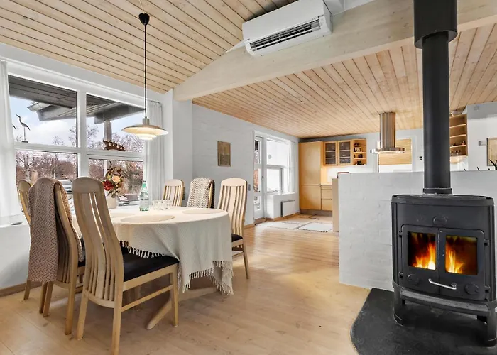 3 Bedroom Lovely In אבלטופט